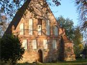 Usedom im Herbst: Die kleine Dorfkirche von Garz nahe des Stettiner Haffs.