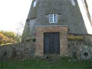 Herbst auf Usedom: Mahlsteine vor der Museumswindmhle von Benz.