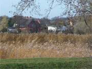 Das Bernsteinbad Zempin ist hinter dem Wasserarm "Rieck" des Achterwassers zu sehen.