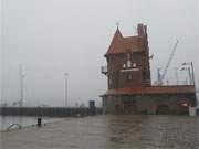 Hafen im Nebel: Am Ozeanum in Stralsund.