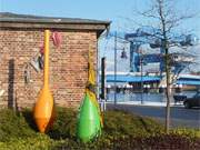 Dekorative Tonnen: Herbstszene am Wolgaster Hafen.