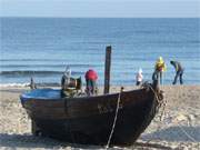 Dezember auf Usedom: Strandspaziergnger auf dem Sandstrand von Klpinsee.