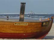 Fischerboot und Seebrcke: Usedomer Ostseestrand im Winter.