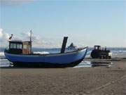 Fischer am Usedomer Ostseestrand: Fischerboot und Trecker am Strand von Heringsdorf.