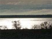 Gegenlicht einer tiefstehenden Sonne auf dem Achterwasser.