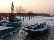 Winter auf Usedom: Der eingeschneite Achterwasserhafen von Loddin.