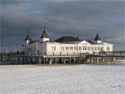 Dramatische Beleuchtung: Die bekannte Seebrcke des Usedomer Ostseebades Ahlbeck.