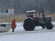 In Erwartung eines Wintersturms wird das Fischerboot in Sicherheit gebracht.