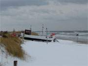 In sicherheit gebracht: Fischerboot am Strand von Koserow.