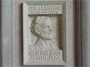 Bekanntester Sohn Anklams: Otto-Lilienthal-Tafel im Rathaus Anklam.