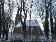 Krummin an der Krumminer Wiek: Verschneit liegt die Krumminer Kirche am Hafen.