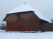 Winterlandschaft auf Usedom: Scheune in Krummin.