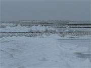 Usedom im Winter: Bizarre Eisgebilde ragen rhytmisch in der Ostsee auf.
