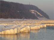 Morgensonne: In den ersten Sonnenstrahlen glnzen die Eisschollen auf der Ostsee orange.