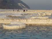 Winterurlaub auf der Insel Usedom: Eisrand der Ostsee im Morgenlicht.