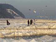 Strandbesucher genieen das einzigartige Winterpanorama am Klpinseer Ostseestrand.