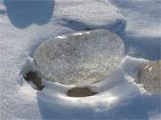 Wie ein Brillant: Eiskugel auf dem Strand des Ostseebades Heringsdorf auf Usedom.