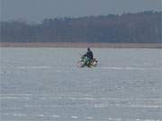 Mit dem Moped auf dem Achterwasser: Winterverkehr in der Nhe der Ostseeinsel Usedom.