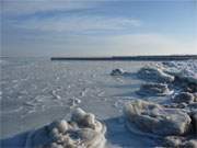 Im tiefen Eis: Zugefrorene Ostsee an der Insel Usedom.