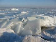 Kurz vor dem endgltigen Gefrieren haben sich Eisschollen auf der Ostsee aufgehuft.