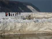 Usedom im Winter: Seewind hat gewaltige Eismassen auf den Strand von Klpinsee geschoben.