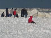 Auflandiger Wind hat beeindruckende Eisbarrieren am Trassenheider Strand zusammengeschoben.