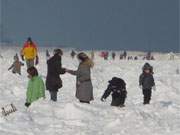 Attraktion Ostseestrand im Winterurlaub: Besucher am Strand des Bernsteinbades Zempin.