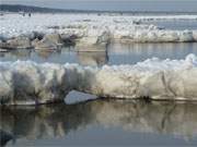 Klte, Wind, Wasser und Sonne formen interessante Eisgebilde am Ostseestrand.