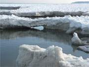 Brcke bers Eis: Eisberge am Ostseestrand des Seebades Zinnowitz auf Usedom.