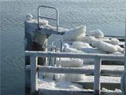 Winter an der Ostseeküste: Eisschollen auf der Seebrücke von Zinnowitz.