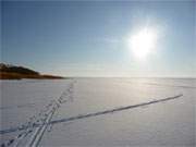 Wintersport auf der Insel Usedom: Skispuren im Schnee auf dem Achterwasser.