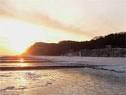 Bernsteinbad Koserow auf Usedom: Phantastische Farben des Sonnenaufgangs ber der winterlichen Ostsee.