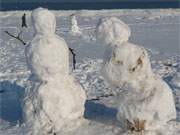 Zuneigung: Schneefrau und Schneemann am Ostseestrand der Insel Usedom.