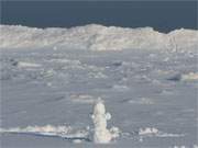 Kleiner Schneemann, groes Meer: Schneemann am Ostseestrand des Seebades Karlshagen.