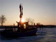 Achterwasserhafen im Eis: Winterlicher Sonnenuntergang am Hafen Loddin.