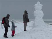 Monument des Winters: Schneemann am Ostseestrand des Bernsteinbades Koserow.