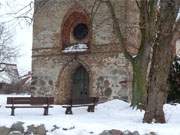 Nach dem Schnee ist vor dem Schnee: Die tief verschneite Kirche des Bernsteinbades Koserow.