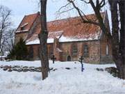 Vor dem großen Schnee: Die Dorfkirche im Ostseebad Koserow.