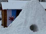 Mecklenburg-Vorpommern im Winter: Landesfahne und Schneeberg in Klpinsee.