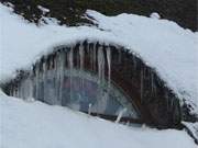 Fledermausgaube: Wie Gitterstbe haben sich die Eiszapfen vor dem Gaubenfenster angeordnet.