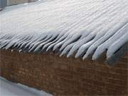 Rhythmus: Schnee auf einem Scheunendach im Bernsteinbad Loddin.