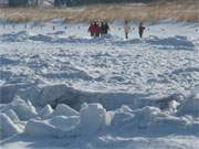 Spaziergang am Winterstrand: Urlaubsgäste genießen den Sonnenschein am Ostseestrand.