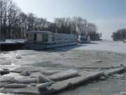 Im Eis: Ausflugsschiff "Johannes" im Achterwasserhafen Stagnie.