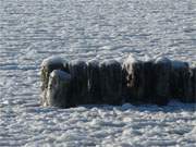 Buhne in Schnee und Eis: Das Stettiner Haff nahe der Insel Usedom.