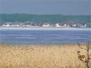 Das Bernsteinbad Zempin hinter erstem freien Wasser: Das Achterwasser taut langsam auf.