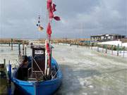 Vor dem großen Frost vergessen: Ein Fischerboot im Achterwasserhafen Loddin.