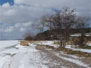 Usedomer Halbinsel Gnitz: Sandstrand am Achterwasser und Blick zum Weien Berg.