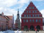 Aufgetaut: Die Altstadt der Hansestadt Greifswald kommt unter dem Schnee zum Vorschein.