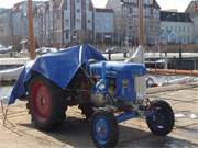 Fr den Frhling bereit: Historischer Trecker am Greifswalder Museumshafen.