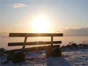 Blick in die untergehende Sonne: Winteridylle am Fischerhafen von Kamminke auf Usedom.